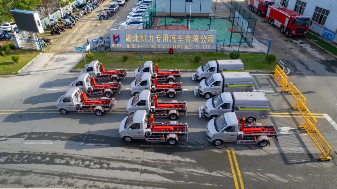 【批量发车】凯力风洗扫车勾臂式垃圾车批量发车！
